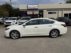 A 2016 Nissan Altima 3.5SL