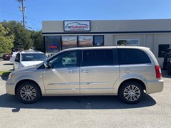 A 2014 Chrysler Town & Country TOURING L