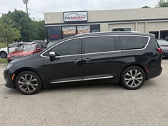 A 2017 Chrysler Pacifica LIMITED