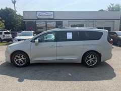 A 2017 Chrysler Pacifica LIMITED