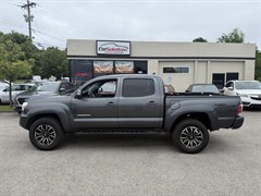 A 2015 Toyota Tacoma DOUBLE CAB