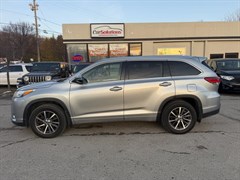 A 2017 Toyota Highlander SE
