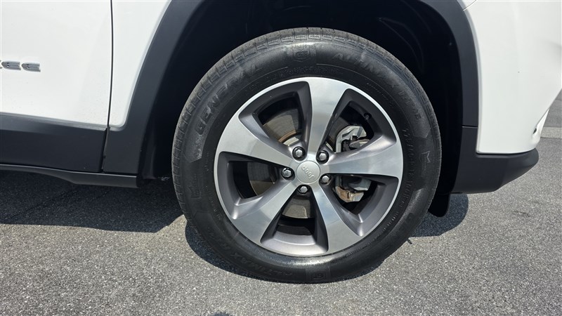 2019 JEEP CHEROKEE photo 10 of 35