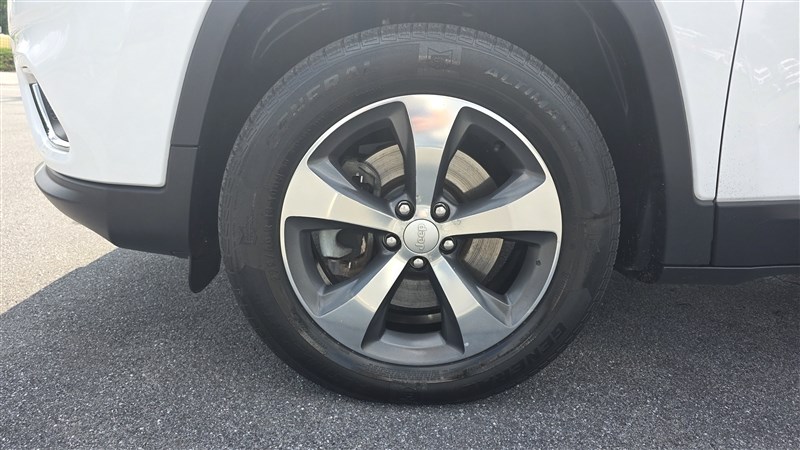 2019 JEEP CHEROKEE photo 11 of 35