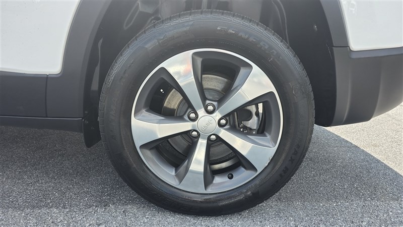 2019 JEEP CHEROKEE photo 12 of 35