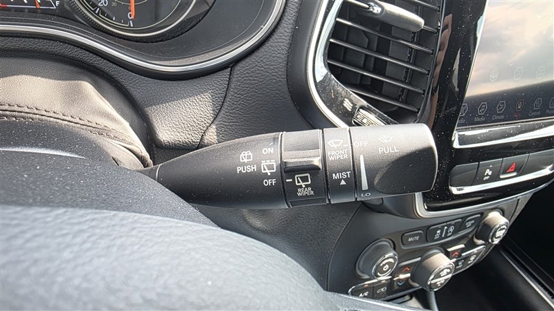 2019 JEEP CHEROKEE photo 25 of 35