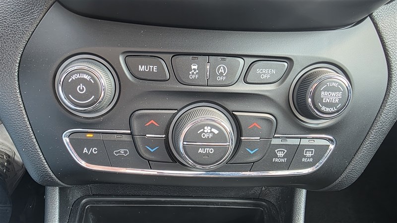 2019 JEEP CHEROKEE photo 32 of 35
