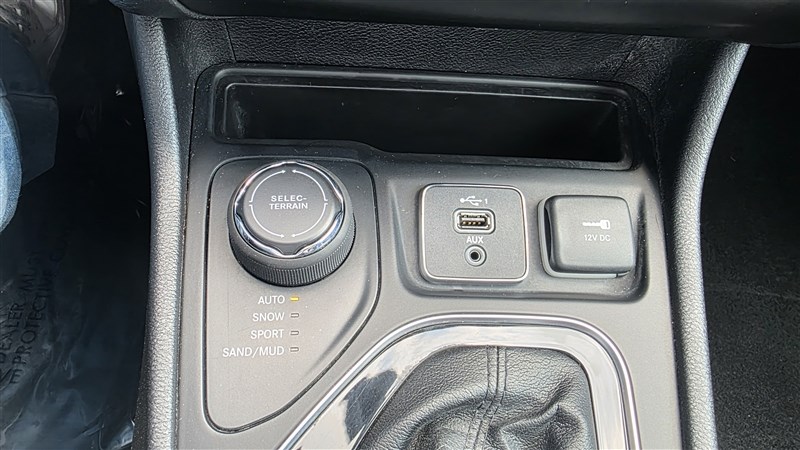 2019 JEEP CHEROKEE photo 33 of 35