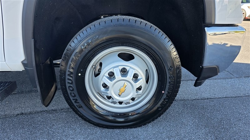 2024 CHEVROLET SILVERADO photo 10 of 36