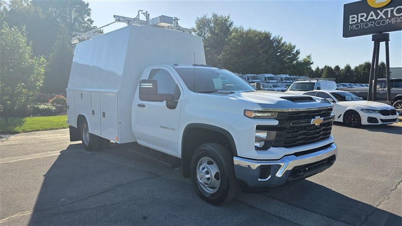 2024 CHEVROLET SILVERADO photo 2 of 36
