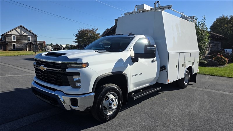 2024 CHEVROLET SILVERADO photo 4 of 36