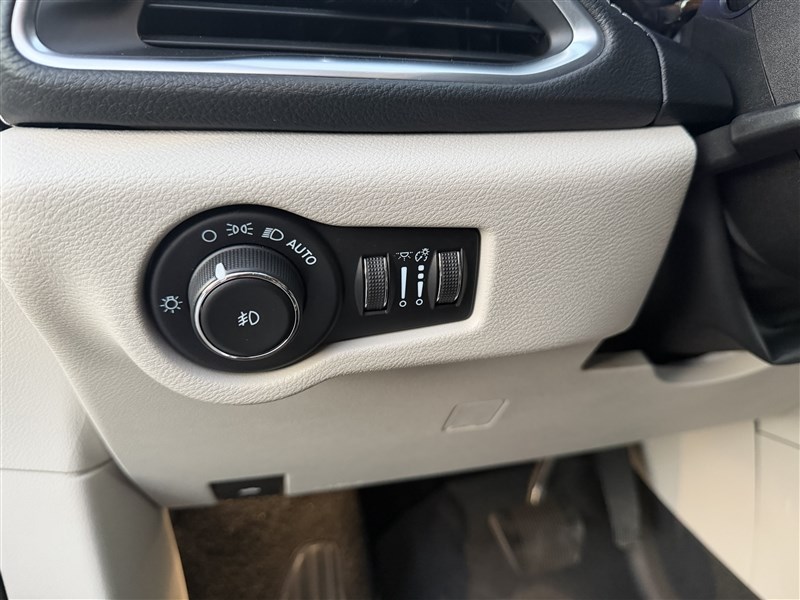 2022 CHRYSLER PACIFICA photo 11 of 39