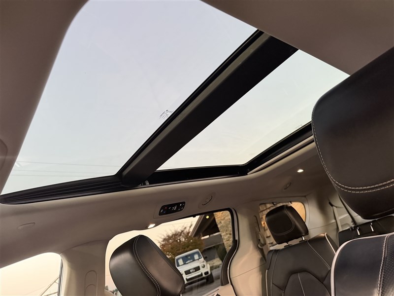 2022 CHRYSLER PACIFICA photo 15 of 39