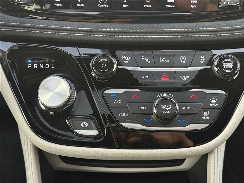 2022 CHRYSLER PACIFICA photo 18 of 39