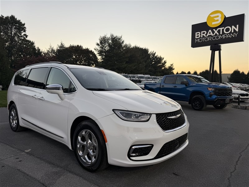 2022 CHRYSLER PACIFICA photo 2 of 39