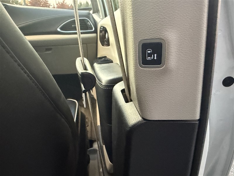 2022 CHRYSLER PACIFICA photo 24 of 39