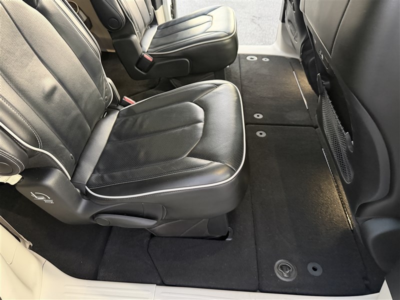2022 CHRYSLER PACIFICA photo 26 of 39