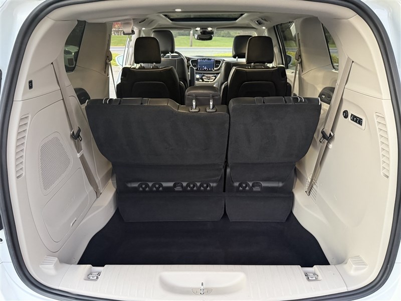 2022 CHRYSLER PACIFICA photo 29 of 39