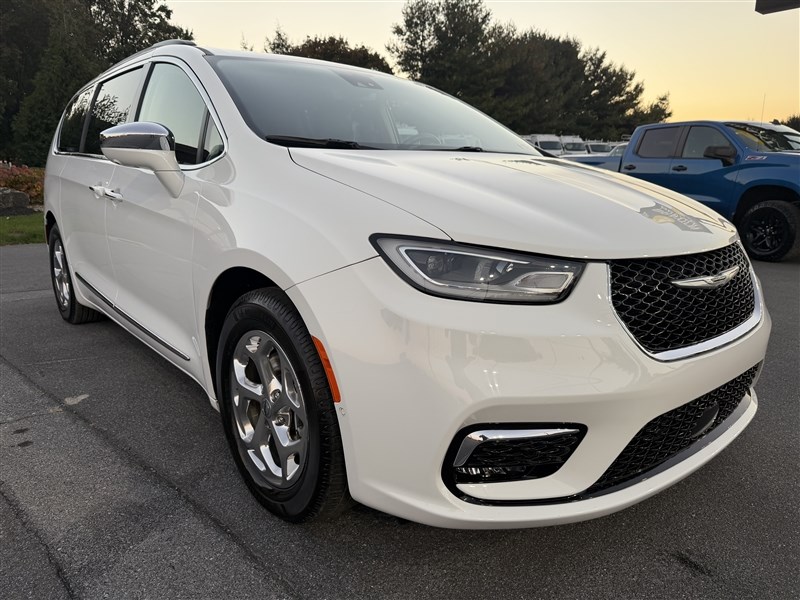 2022 CHRYSLER PACIFICA photo 3 of 39
