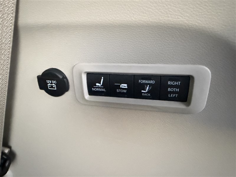2022 CHRYSLER PACIFICA photo 30 of 39