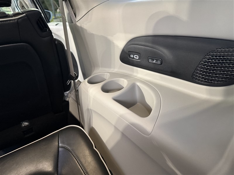 2022 CHRYSLER PACIFICA photo 31 of 39