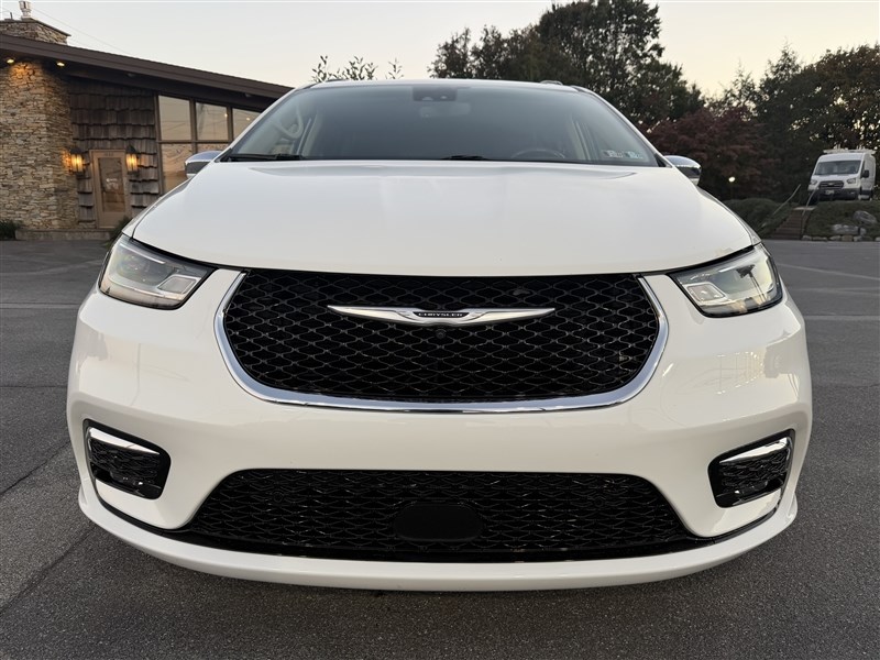 2022 CHRYSLER PACIFICA photo 4 of 39