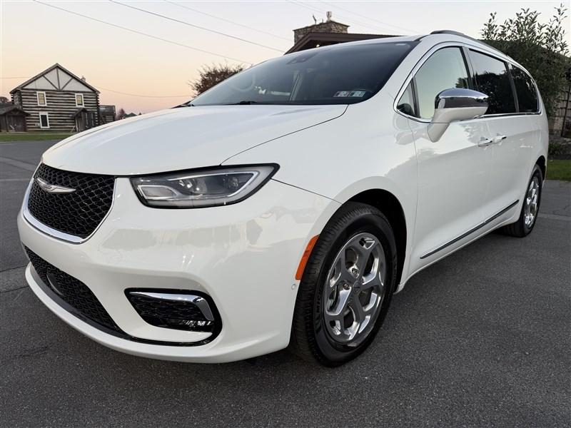 2022 CHRYSLER PACIFICA photo 5 of 39