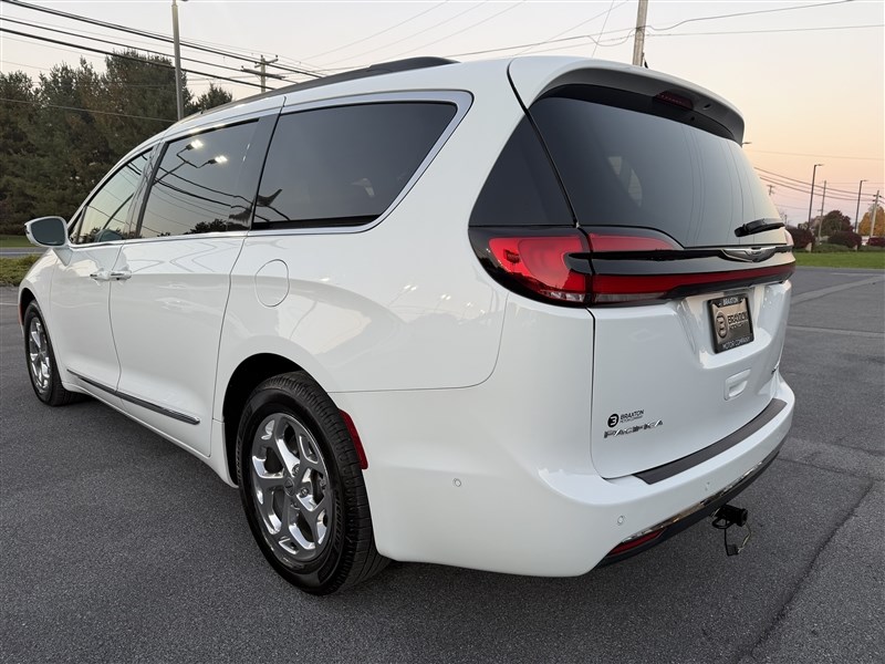 2022 CHRYSLER PACIFICA photo 6 of 39