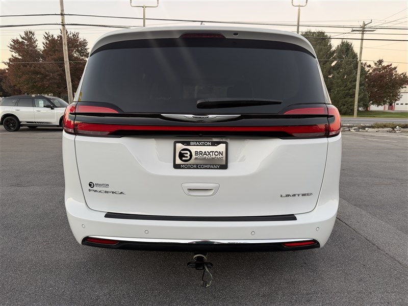 2022 CHRYSLER PACIFICA photo 7 of 39