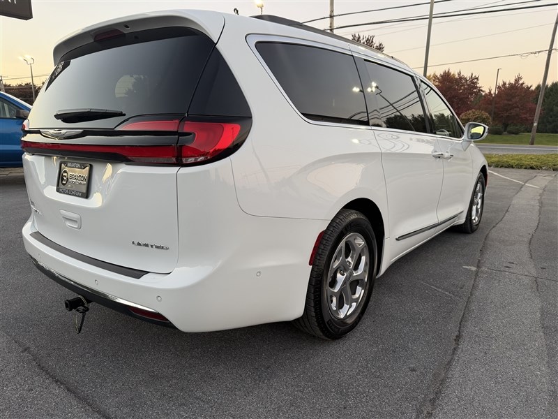 2022 CHRYSLER PACIFICA photo 8 of 39