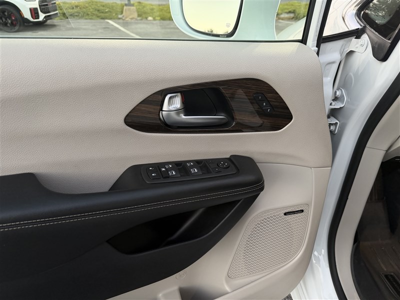 2022 CHRYSLER PACIFICA photo 9 of 39