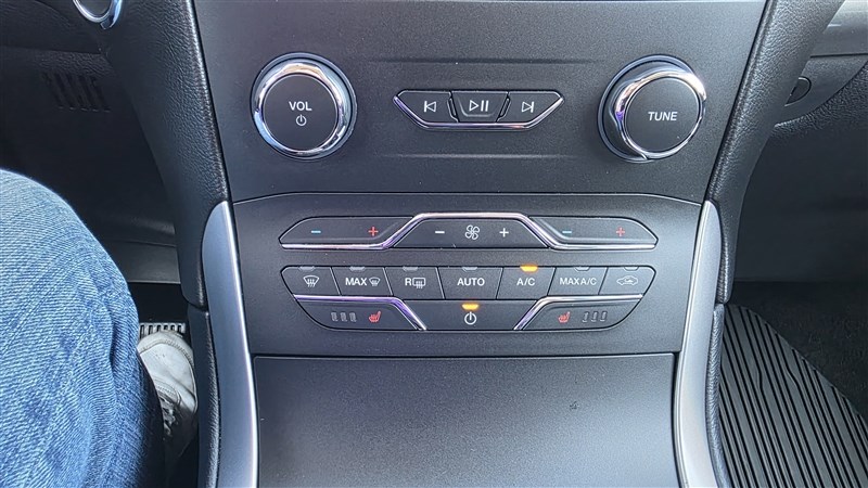 2019 FORD EDGE photo 32 of 34