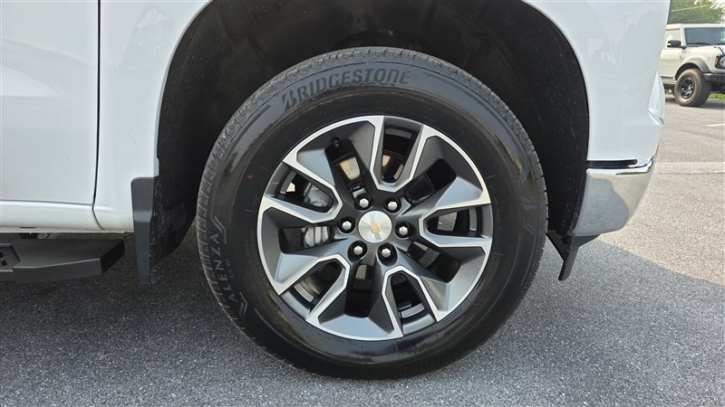 2024 CHEVROLET SILVERADO photo 10 of 33