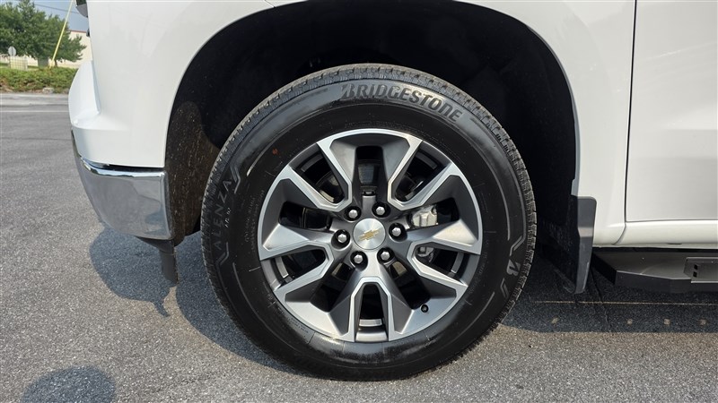 2024 CHEVROLET SILVERADO photo 11 of 33