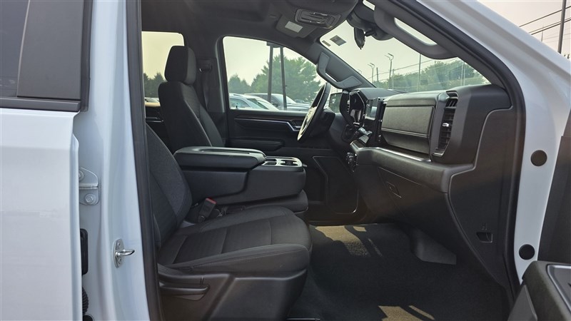 2024 CHEVROLET SILVERADO photo 17 of 33