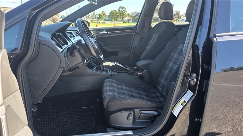 2016 VOLKSWAGEN GTI photo 13 of 36