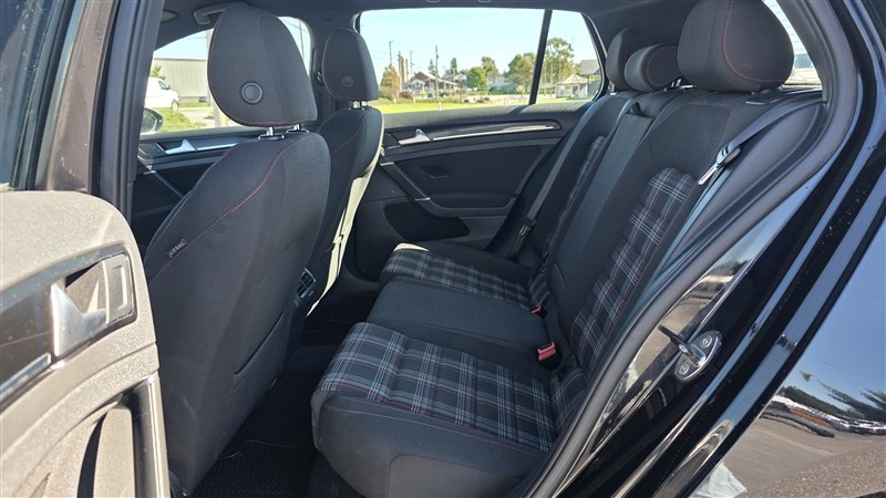 2016 VOLKSWAGEN GTI photo 14 of 36