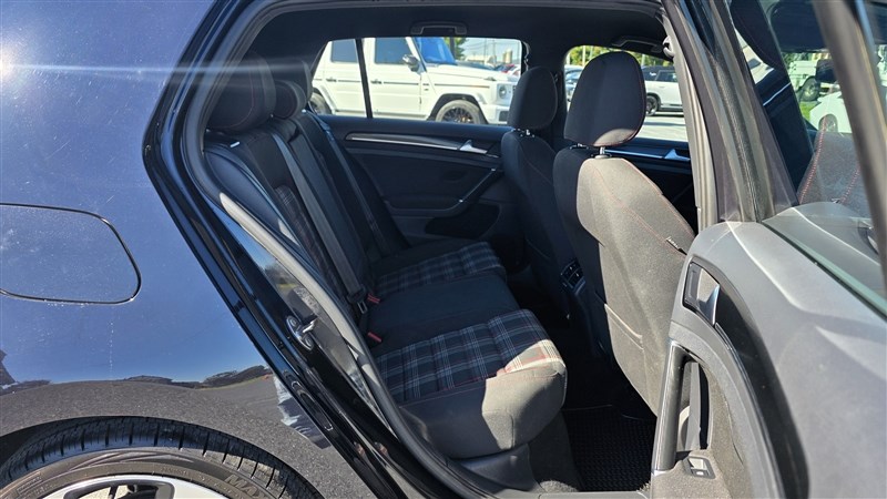 2016 VOLKSWAGEN GTI photo 17 of 36