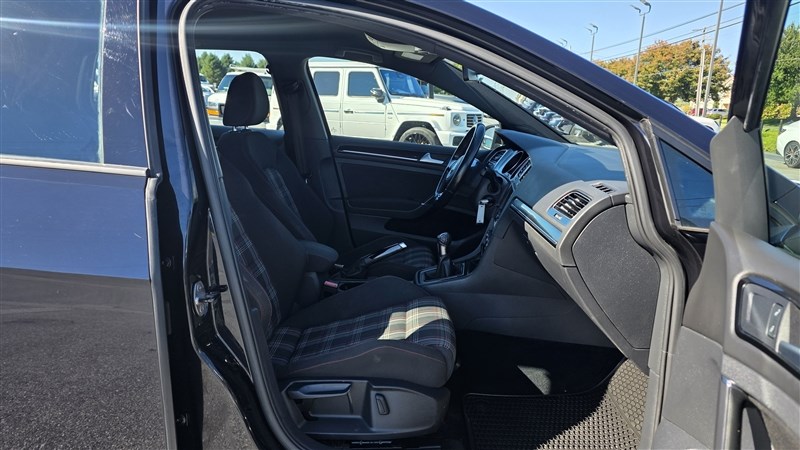 2016 VOLKSWAGEN GTI photo 18 of 36