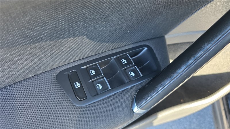 2016 VOLKSWAGEN GTI photo 20 of 36
