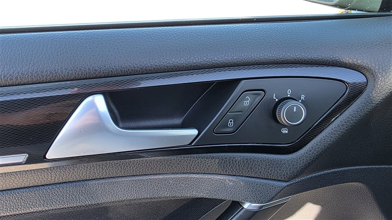 2016 VOLKSWAGEN GTI photo 21 of 36