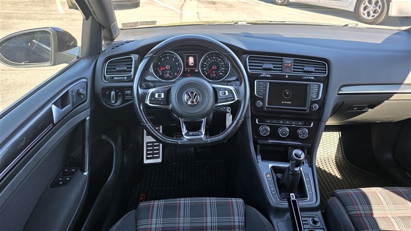 2016 VOLKSWAGEN GTI photo 22 of 36