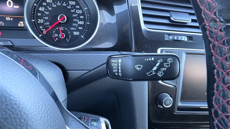 2016 VOLKSWAGEN GTI photo 25 of 36