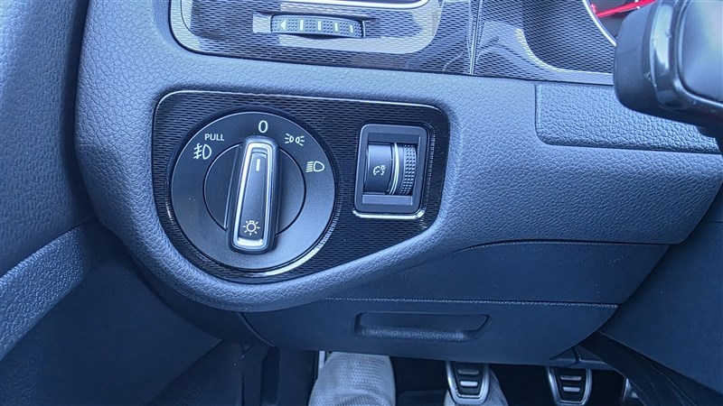 2016 VOLKSWAGEN GTI photo 26 of 36