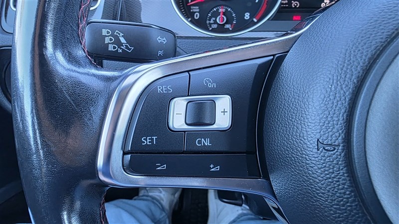 2016 VOLKSWAGEN GTI photo 27 of 36