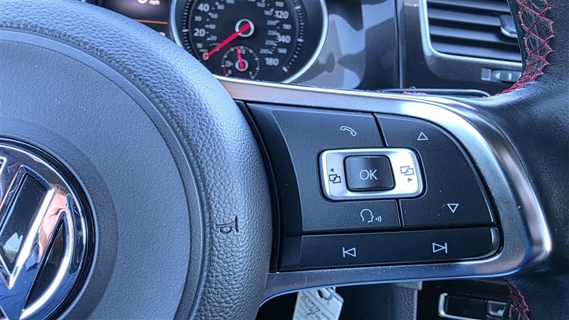 2016 VOLKSWAGEN GTI photo 28 of 36