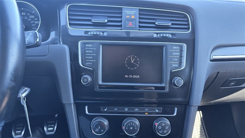 2016 VOLKSWAGEN GTI photo 29 of 36