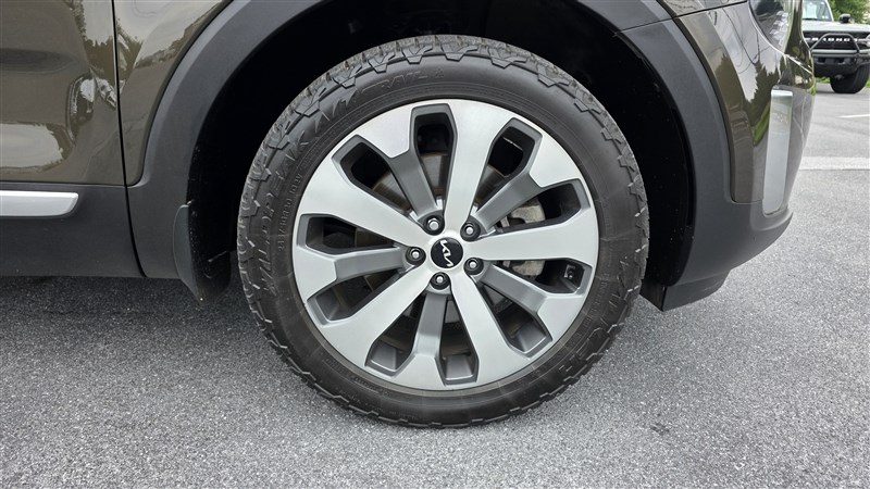 2022 KIA TELLURIDE photo 10 of 38