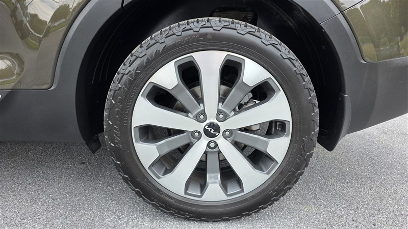 2022 KIA TELLURIDE photo 12 of 38
