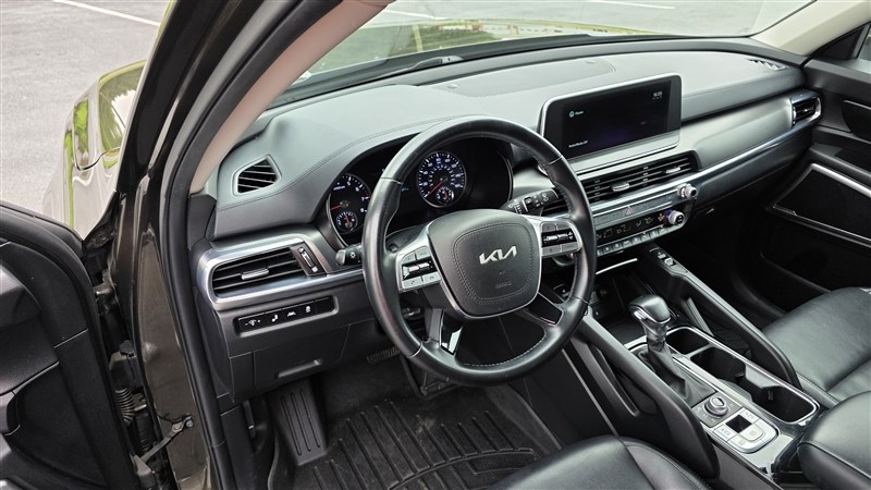 2022 KIA TELLURIDE photo 14 of 38